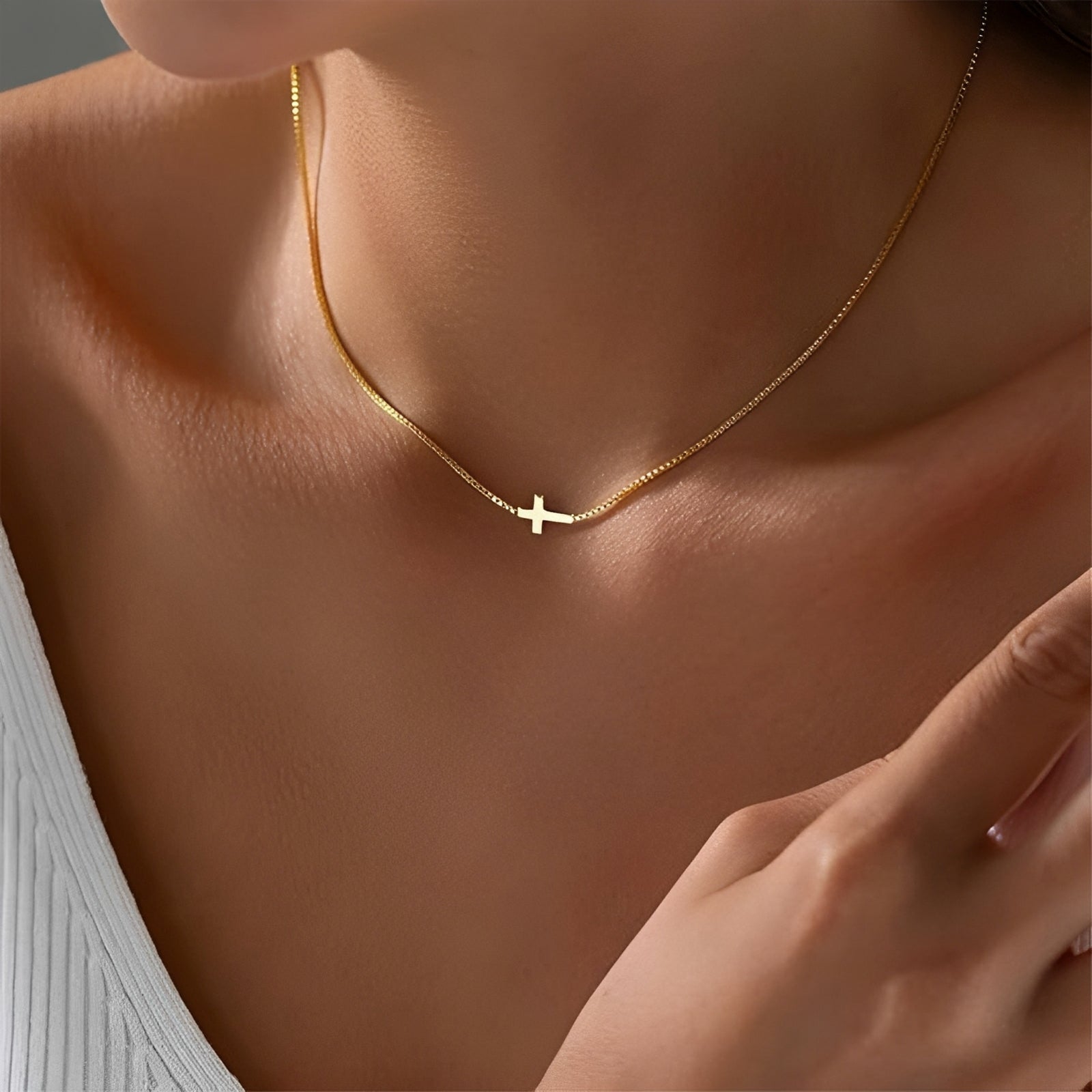 Aurora – Collier avec petit pendentif de croix