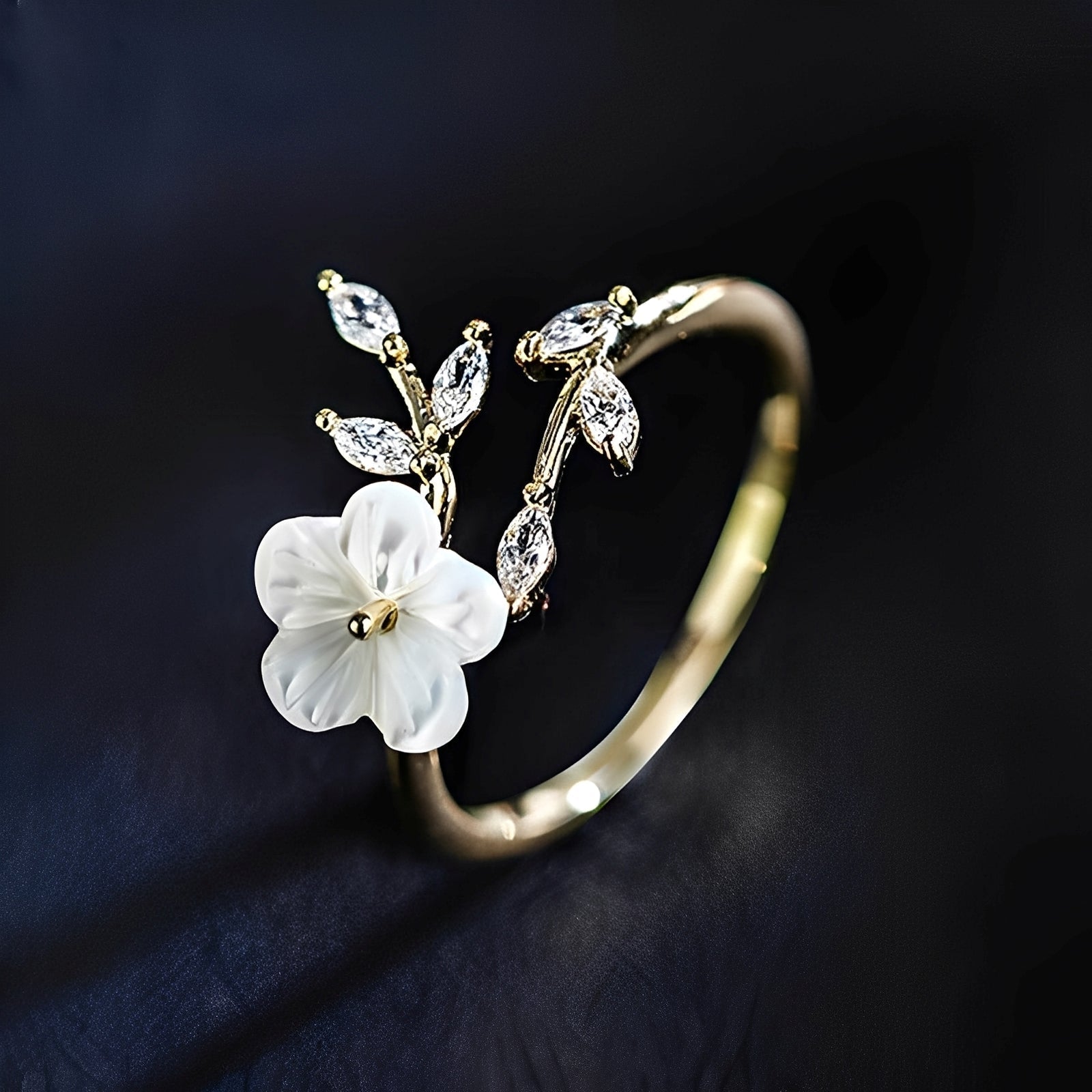 Mayla – Bague florale avec fleurs blanches et zirconias