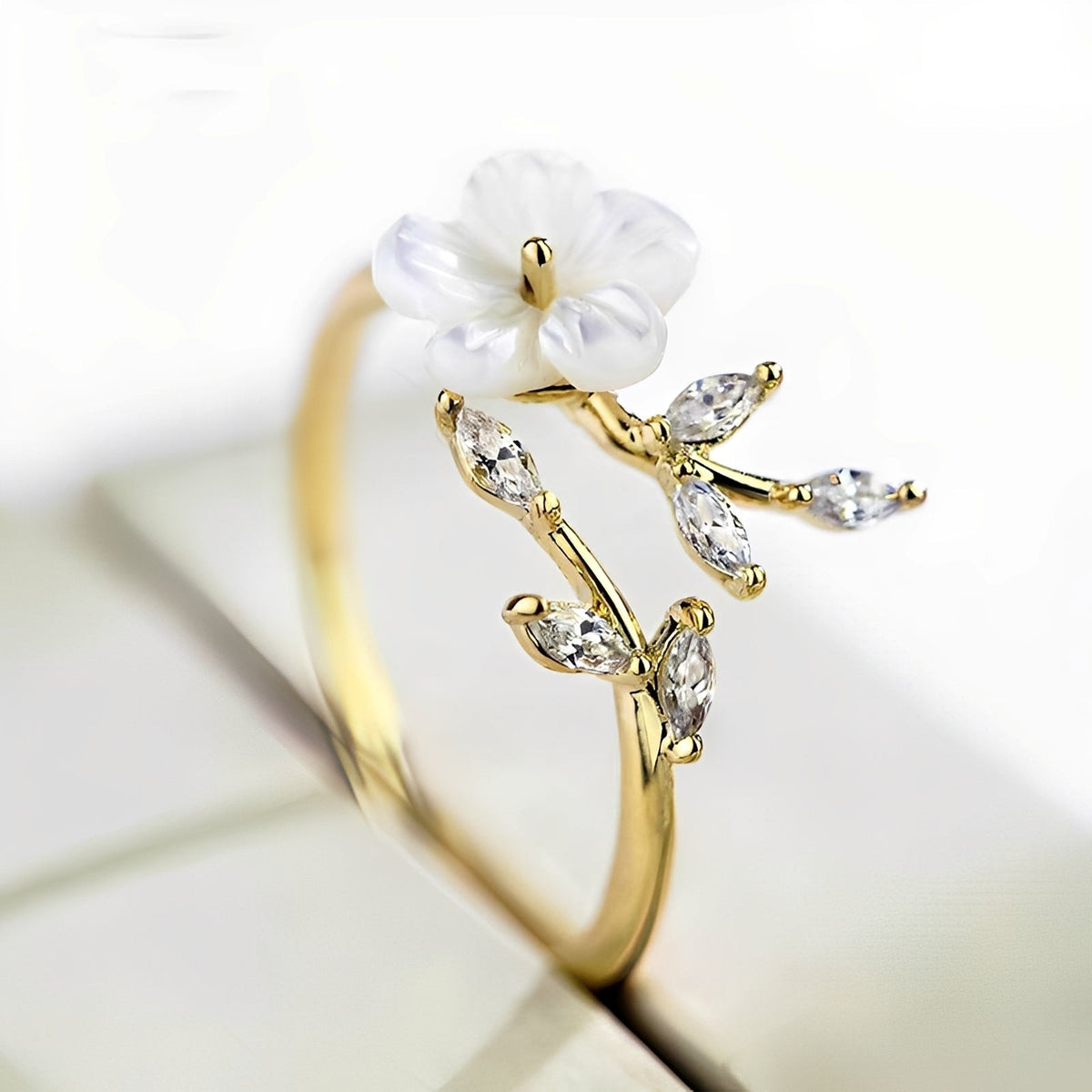 Mayla – Bague florale avec fleurs blanches et zirconias