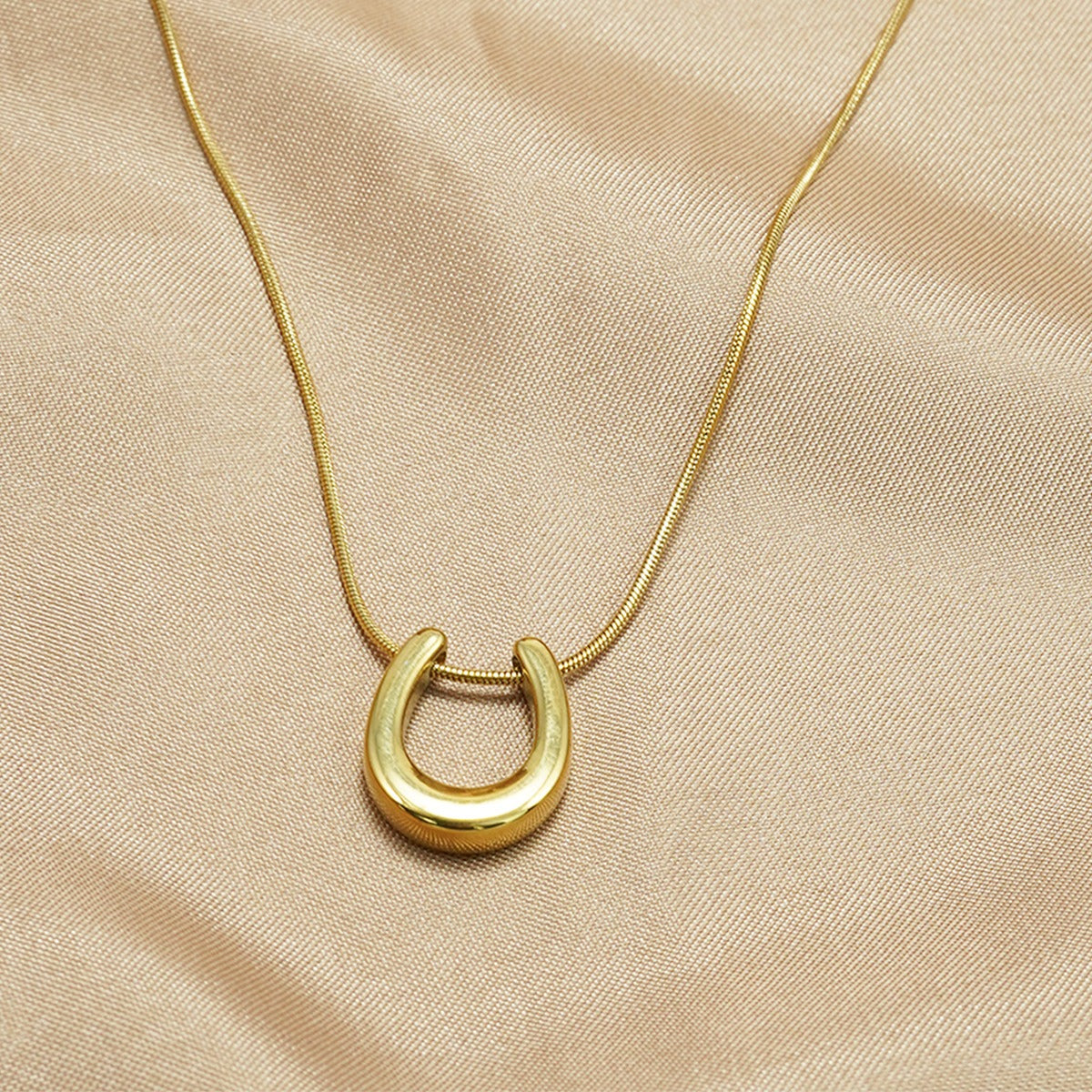 Caitlin – Collier en forme de fer à cheval plaqué or comme amulette de chance