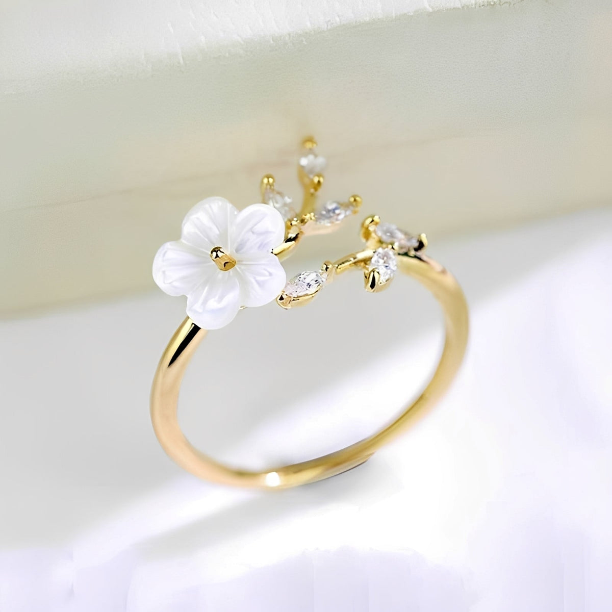 Mayla – Bague florale avec fleurs blanches et zirconias