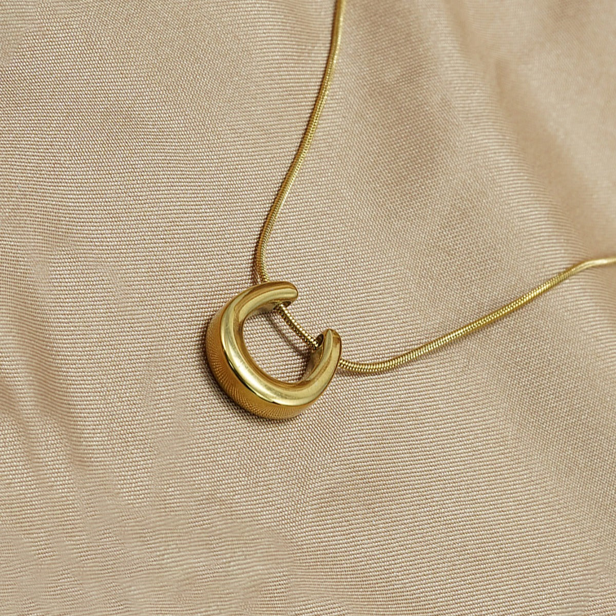 Caitlin – Collier en forme de fer à cheval plaqué or comme amulette de chance