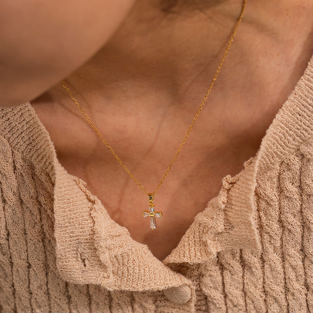 Mae – Collier doré avec croix de zircon
