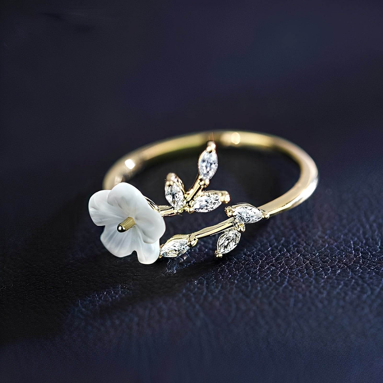 Mayla – Bague florale avec fleurs blanches et zirconias