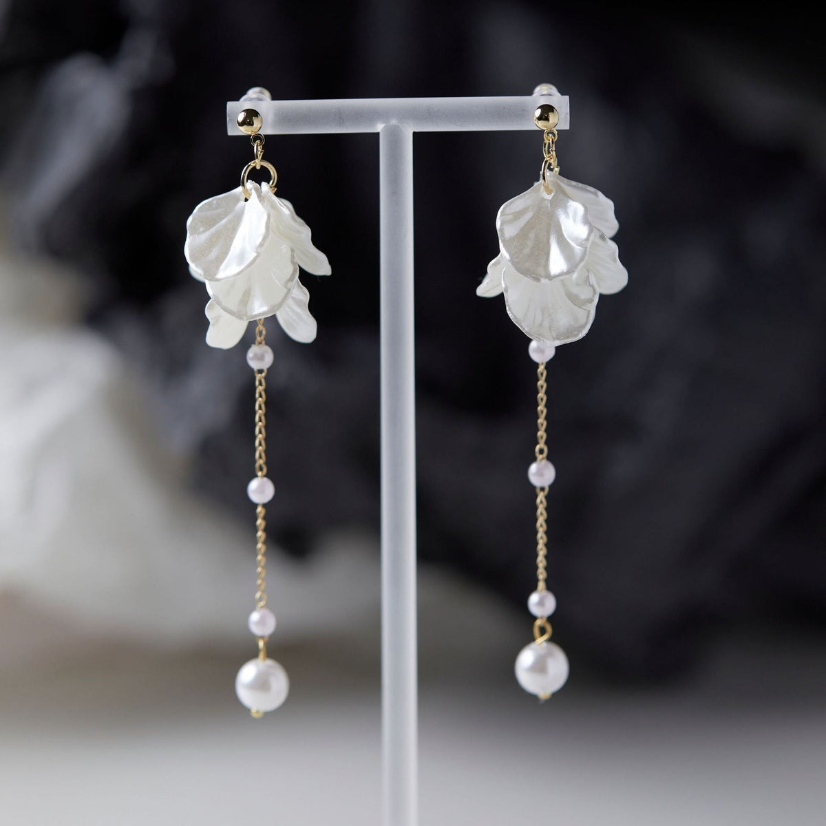 Rhia – Boucles d'oreilles en pétales de fleurs de fées avec perle et franges