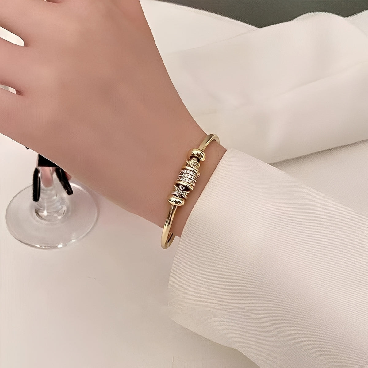 Amalia – Bracelet ajustable avec charms dorés