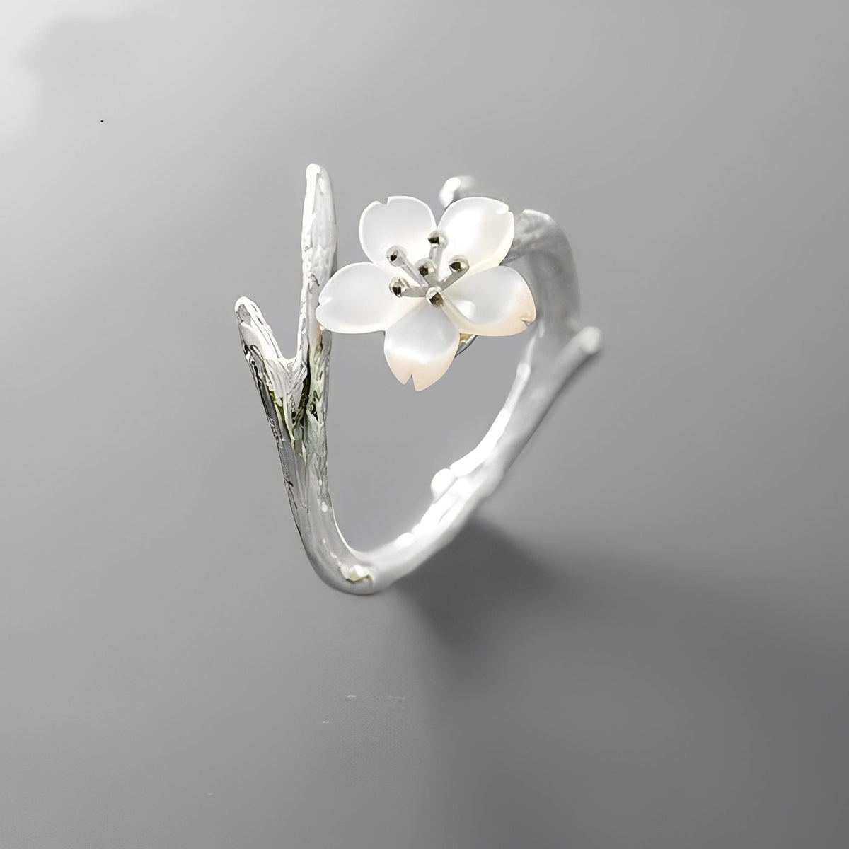 Lilou – Bague vintage ajustable avec fleur blanche