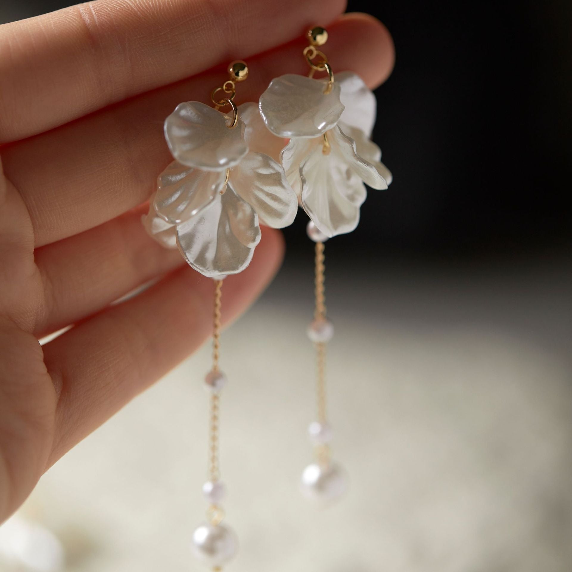 Rhia – Boucles d'oreilles en pétales de fleurs de fées avec perle et franges