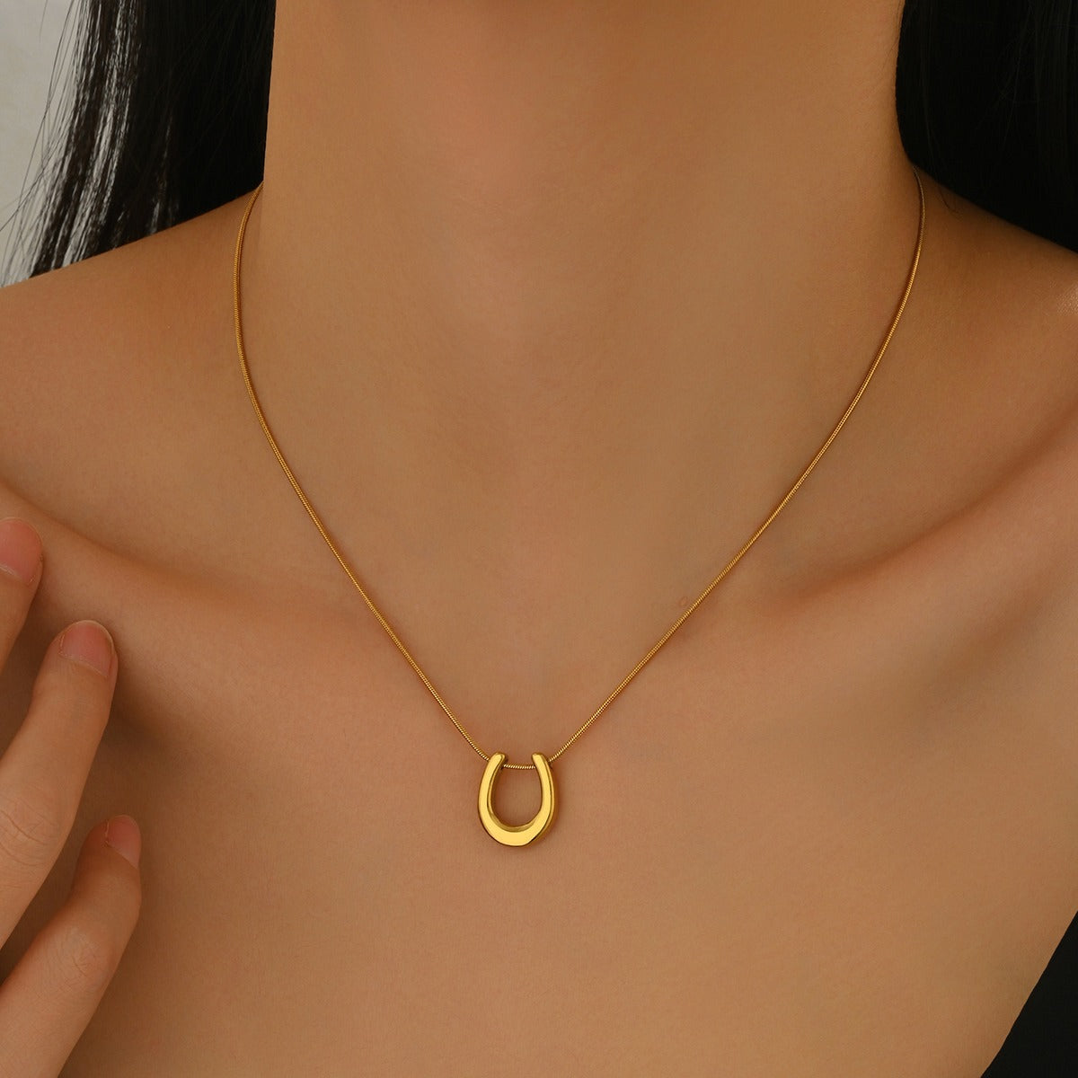 Caitlin – Collier en forme de fer à cheval plaqué or comme amulette de chance