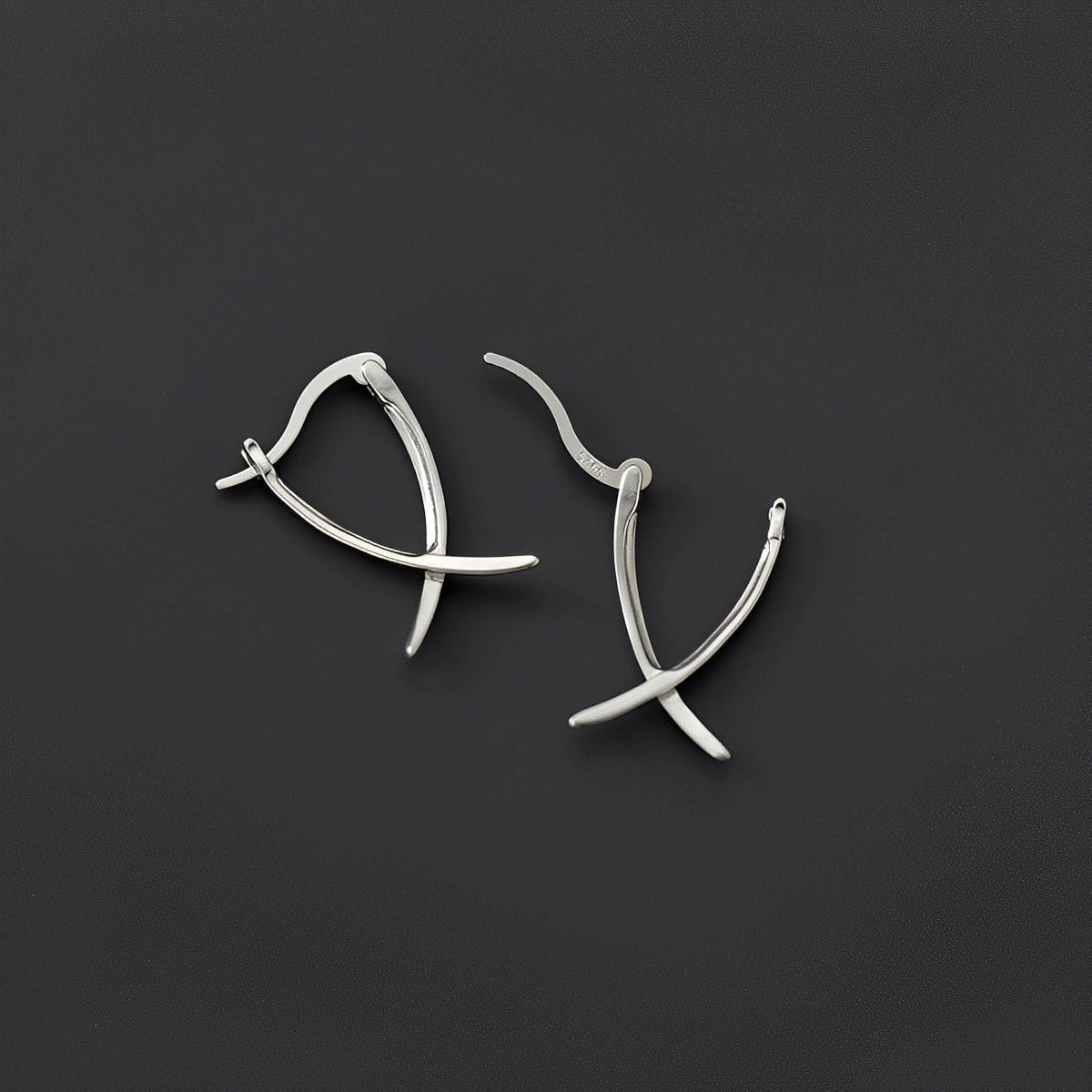 Vanny – Boucles d'oreilles croix en or élégant