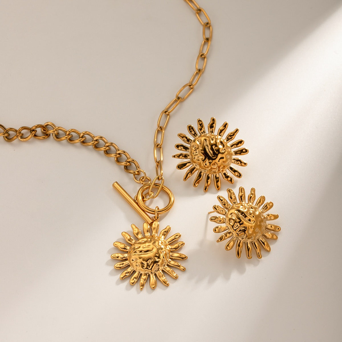 Milly – Collier statement fleur de tournesol dorée