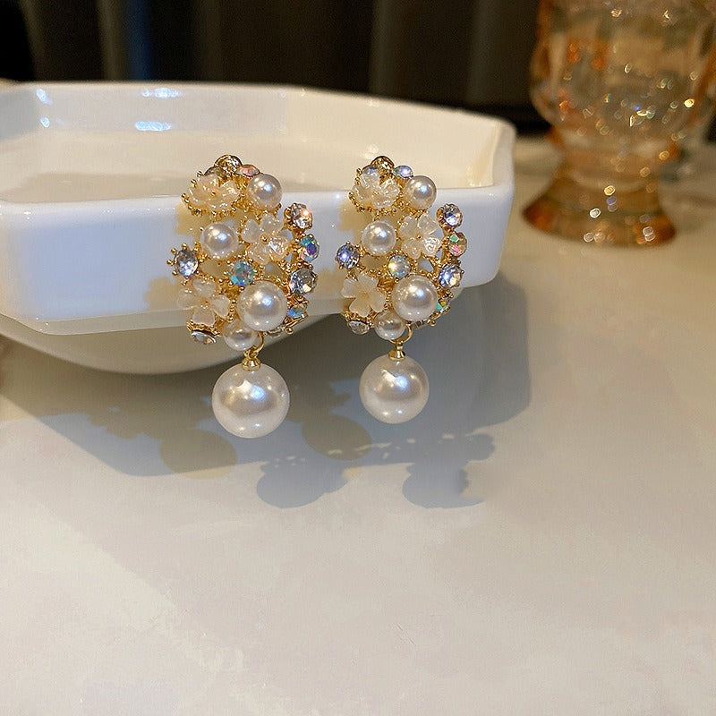 Kaori – Boucles d'oreilles élégantes en fleur et perle