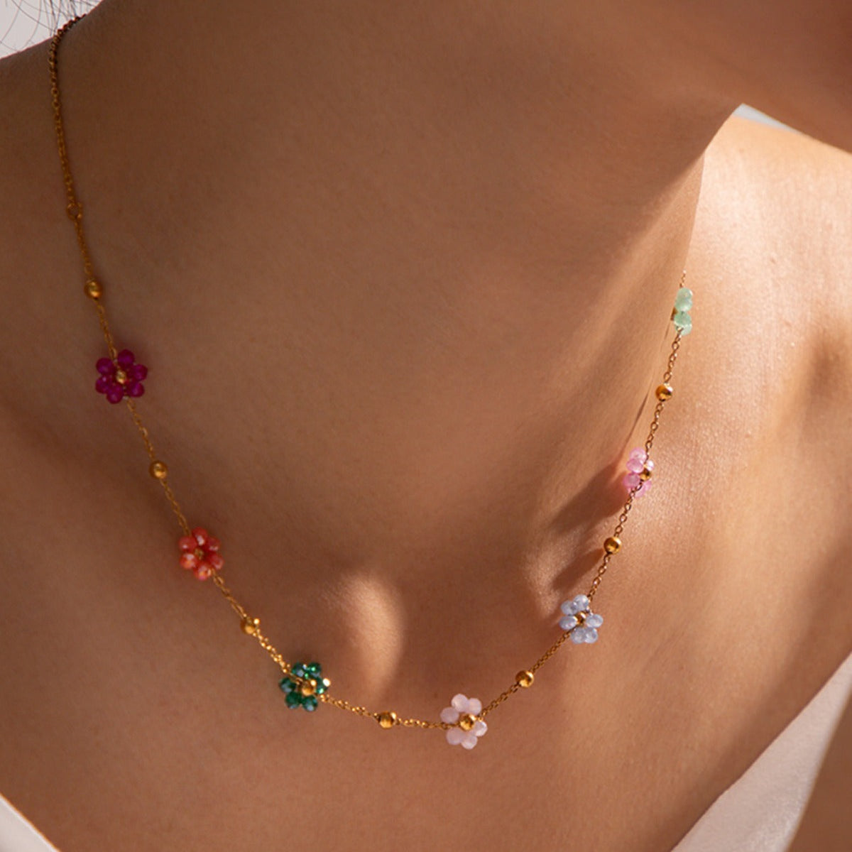 Karylle – Collier doré avec petites fleurs colorées