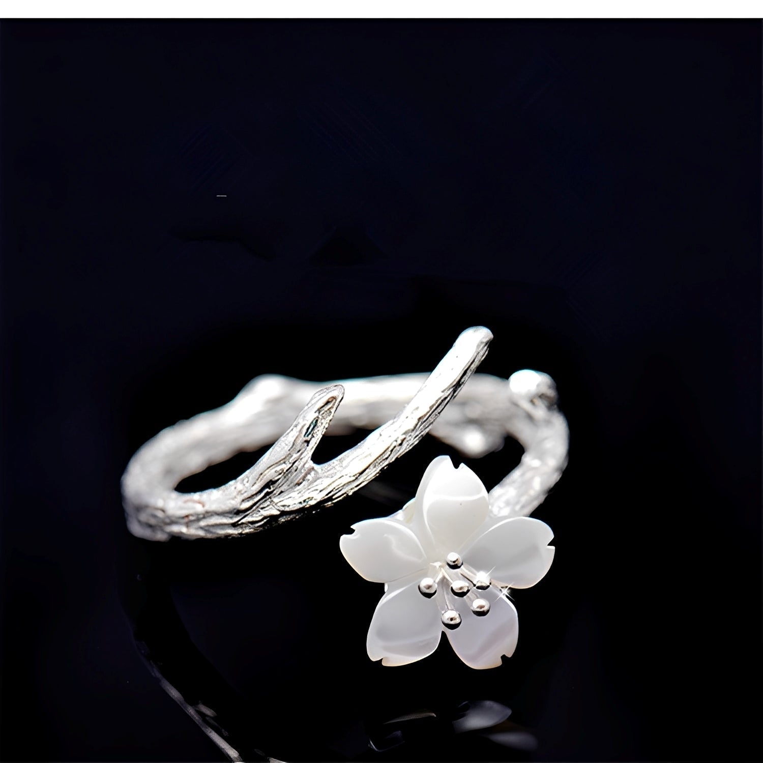 Lilou – Bague vintage ajustable avec fleur blanche