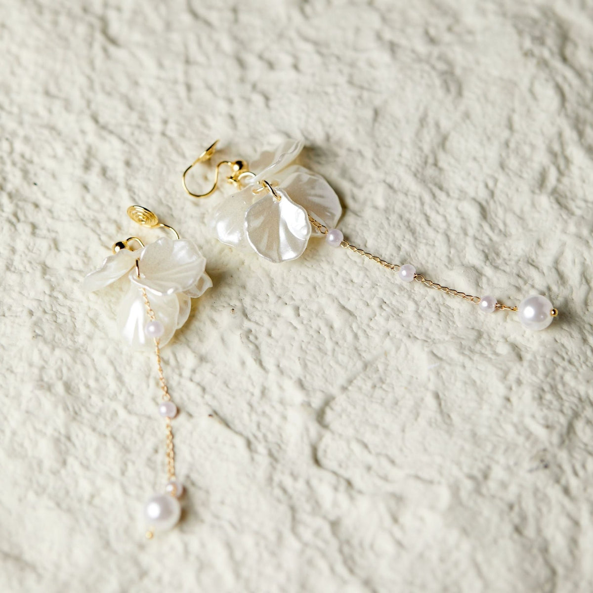 Rhia – Boucles d'oreilles en pétales de fleurs de fées avec perle et franges