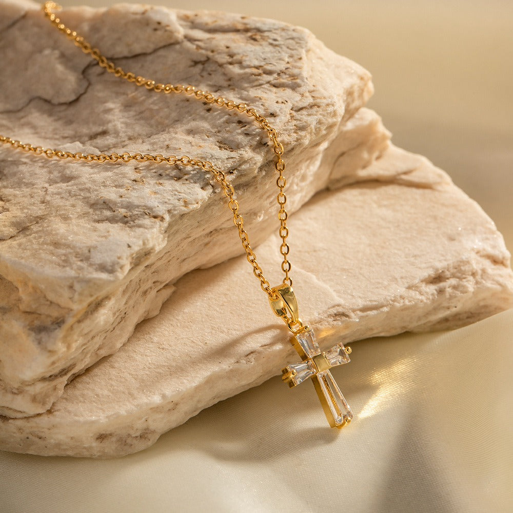 Mae – Collier doré avec croix de zircon