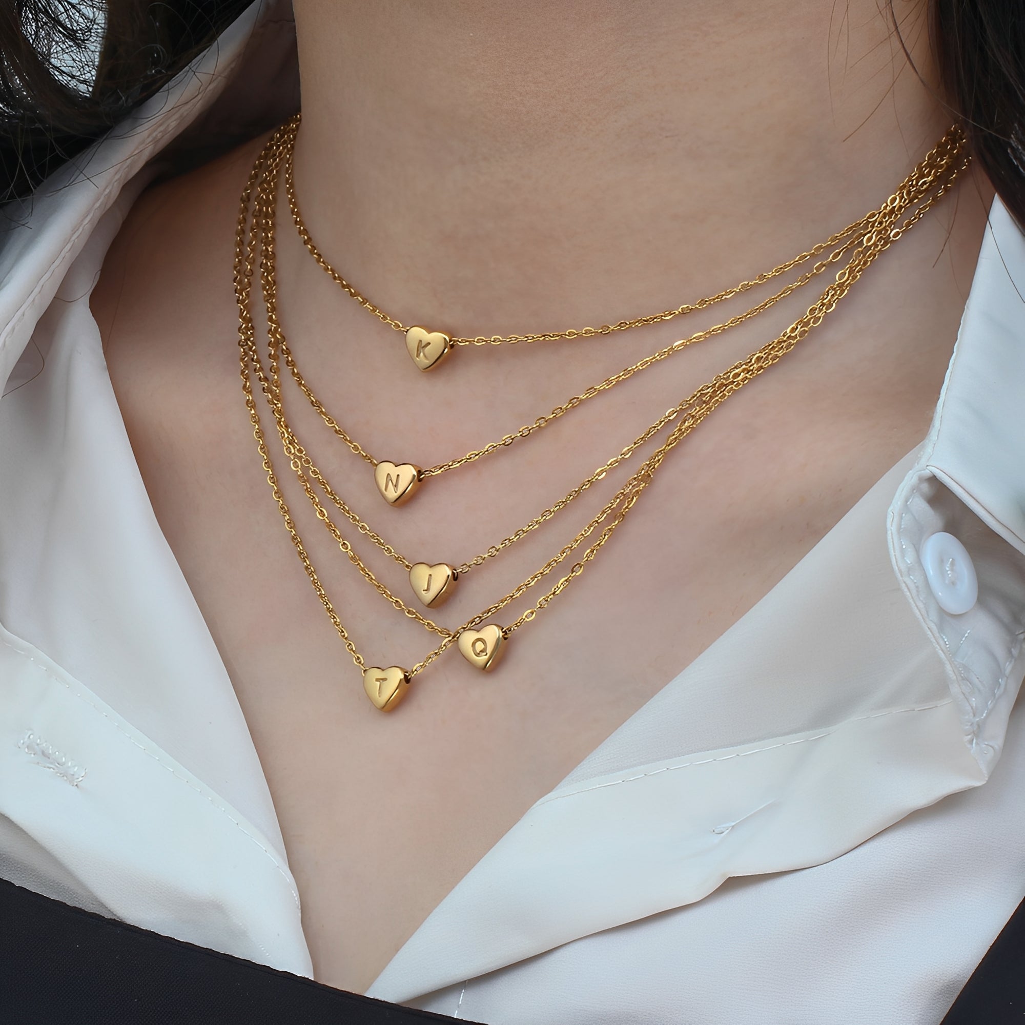 Amora – Collier avec Initiales en Forme de Cœur Plaqué Or