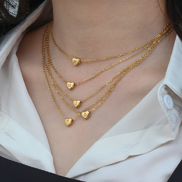 Amora – Collier avec Initiales en Forme de Cœur Plaqué Or