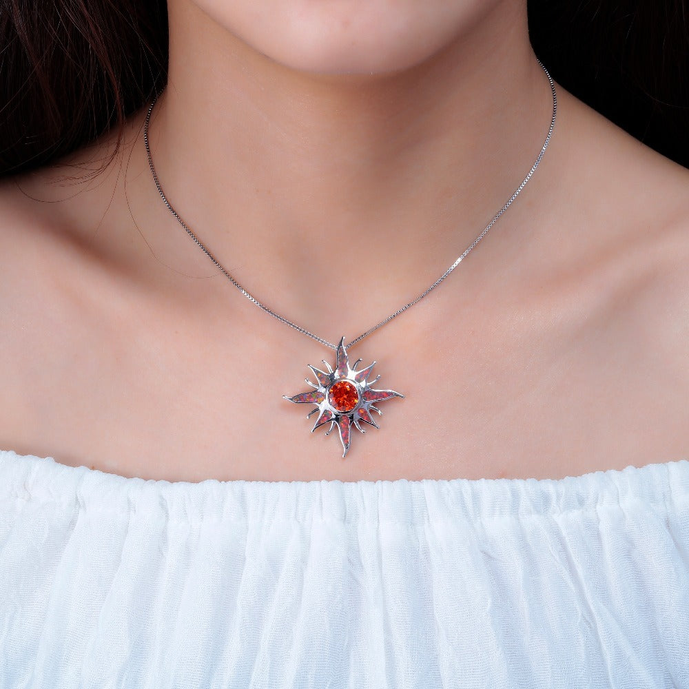 Yani – Collier avec pendentif de rayon de soleil en opale de feu et grenat