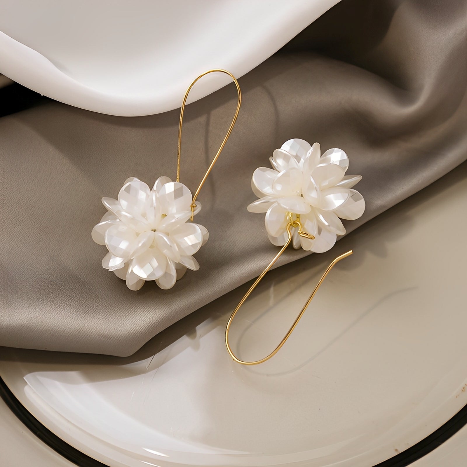 Florina – Boucles d'oreilles en fleurs blanches avec charme naturel