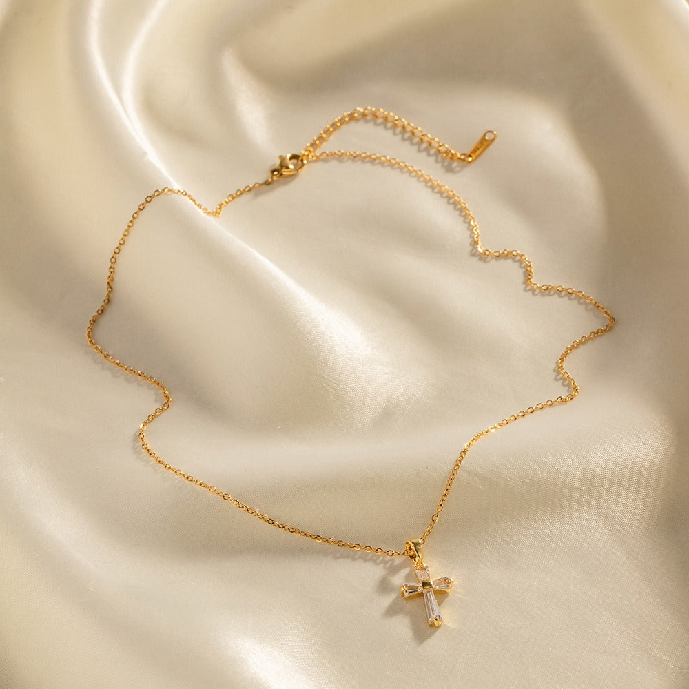 Mae – Collier doré avec croix de zircon
