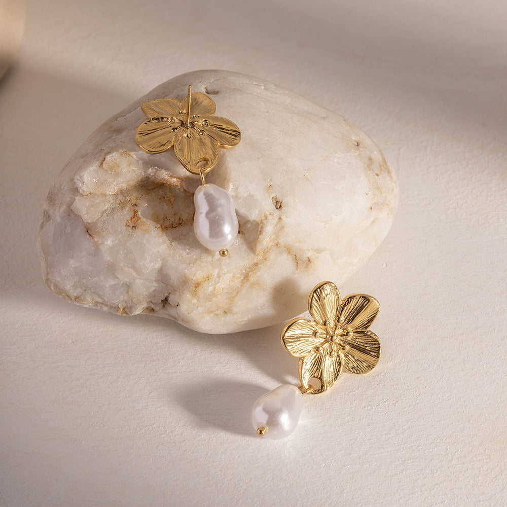 Ember – Boucles d'oreilles création florale avec perles dorées