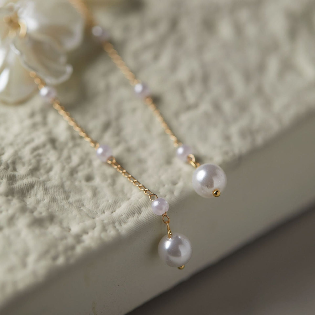 Rhia – Boucles d'oreilles en pétales de fleurs de fées avec perle et franges