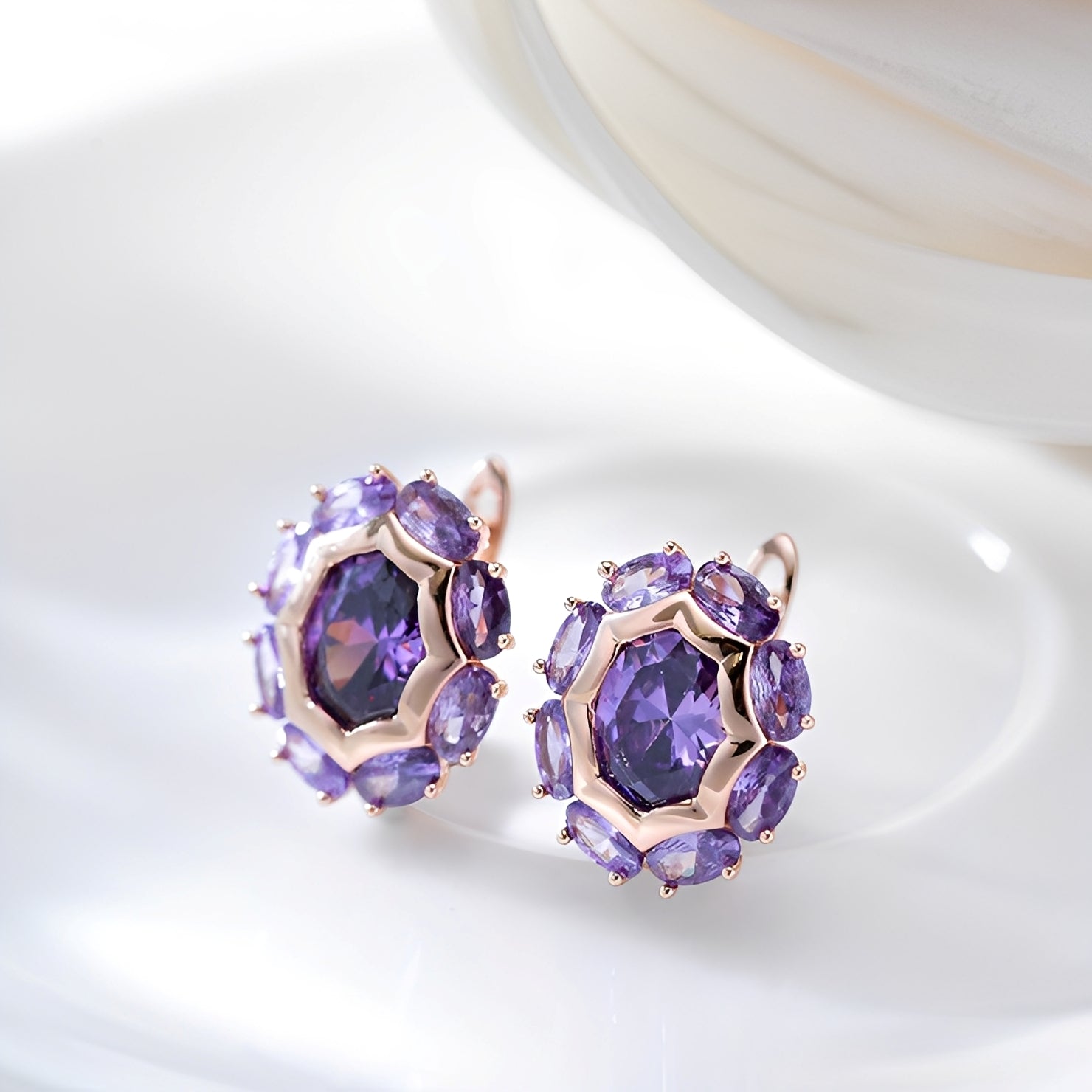 Saphira – Boucles d'oreilles dorées & zirconia violette