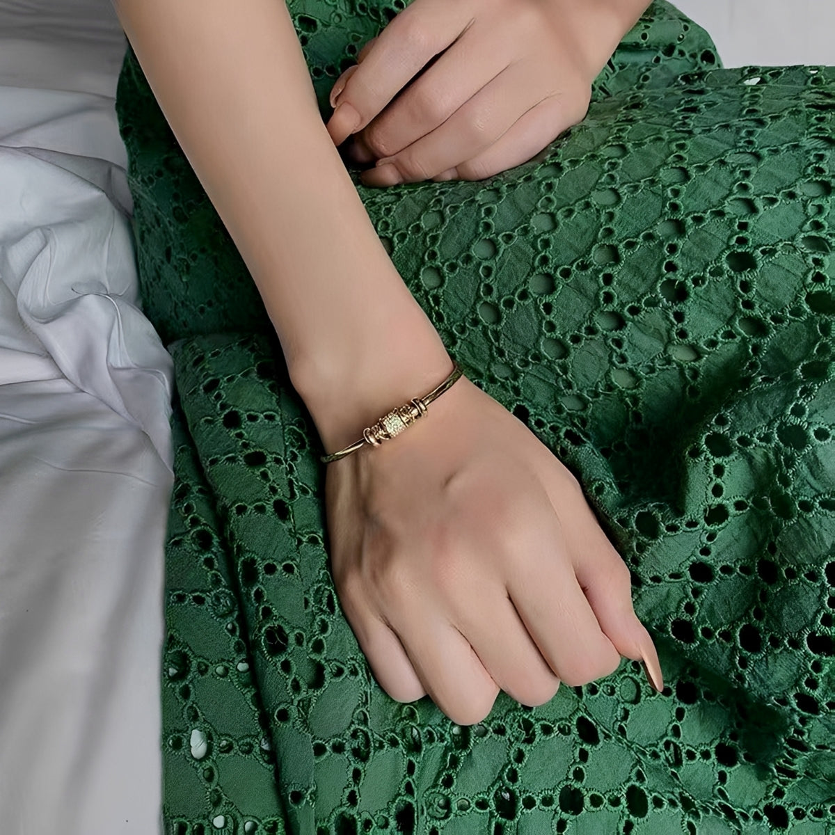 Amalia – Bracelet ajustable avec charms dorés