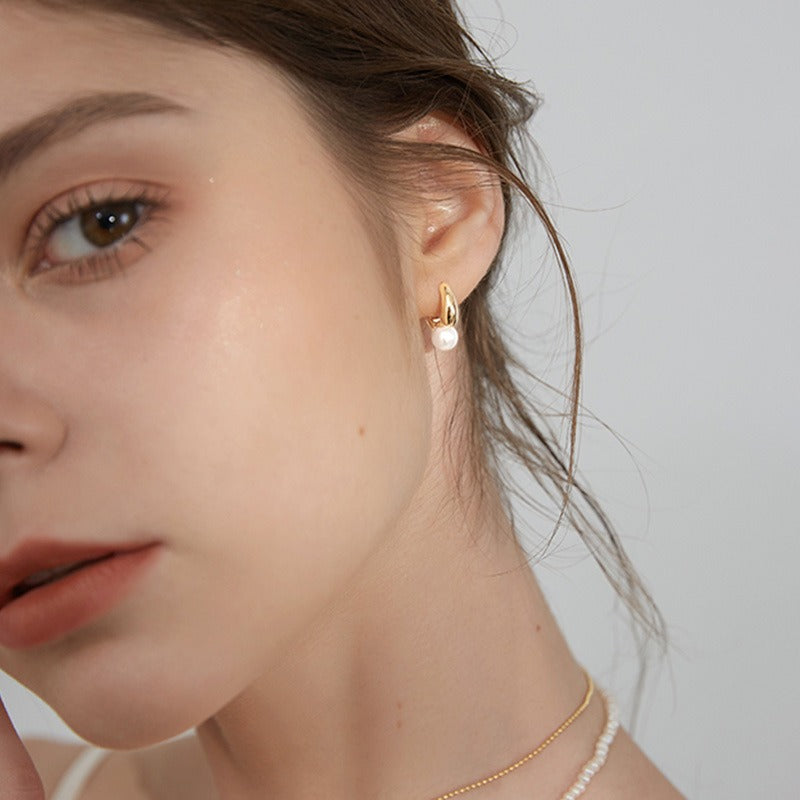 Maelle – Boucles d'oreilles dorées avec une seule perle
