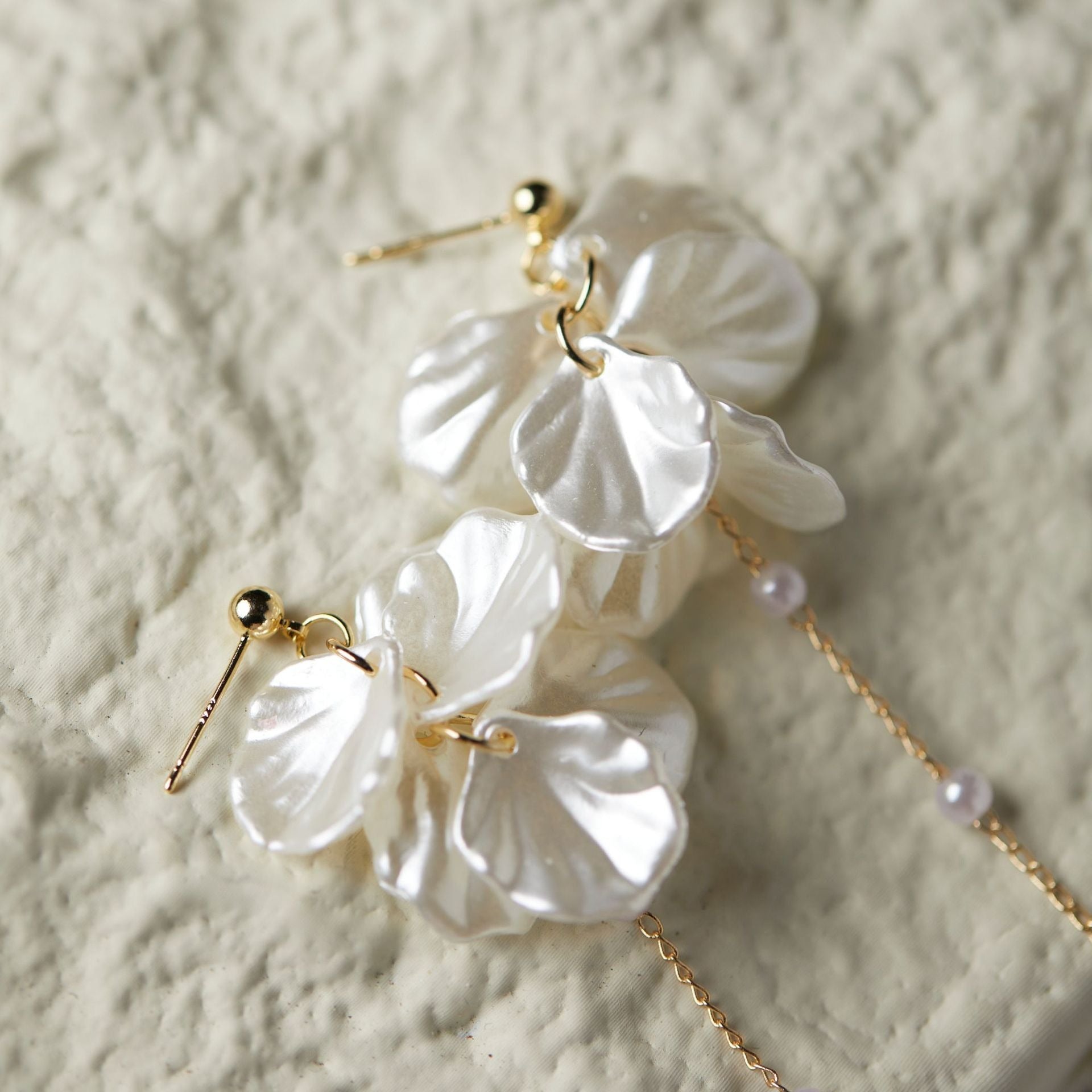 Rhia – Boucles d'oreilles en pétales de fleurs de fées avec perle et franges