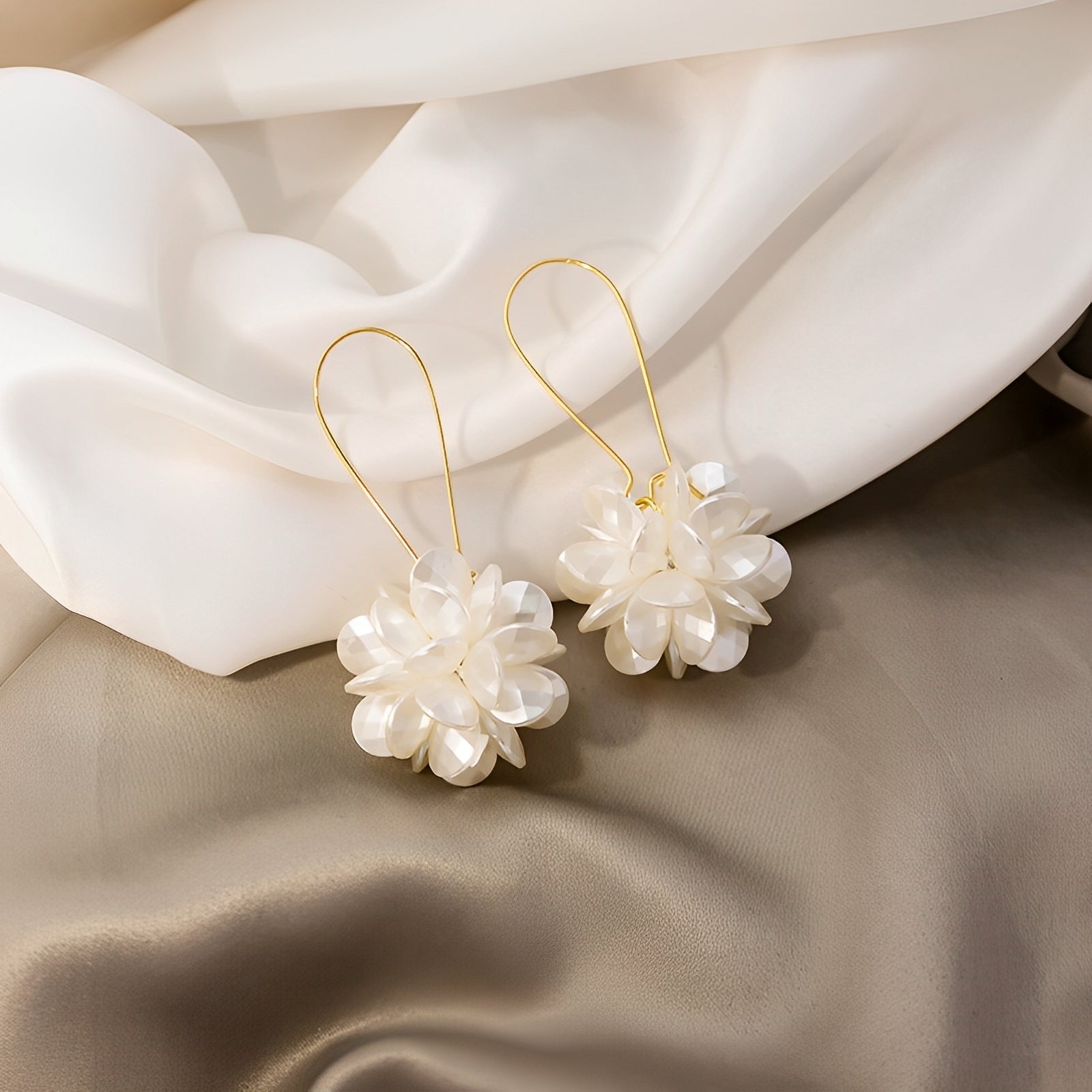 Florina – Boucles d'oreilles en fleurs blanches avec charme naturel