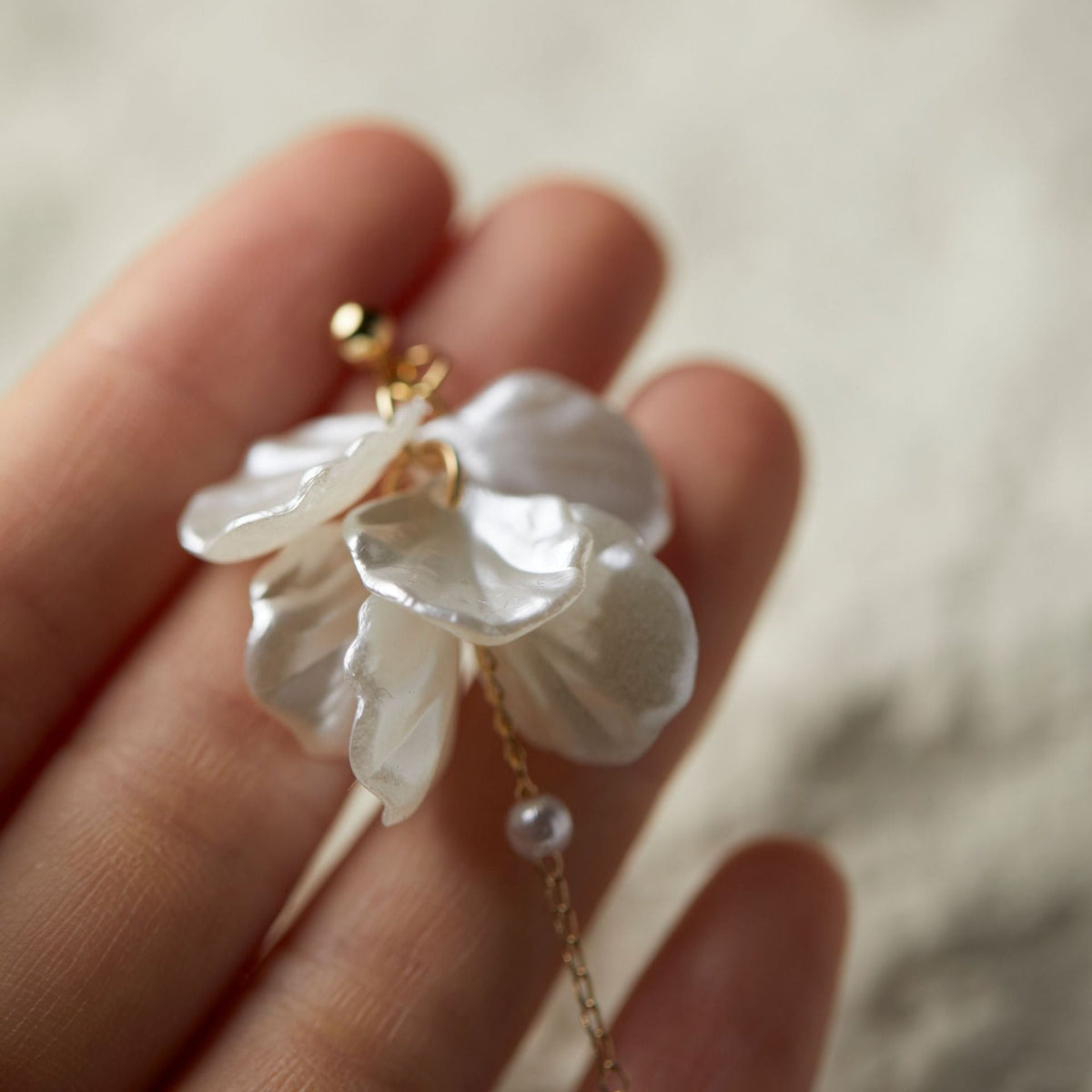 Rhia – Boucles d'oreilles en pétales de fleurs de fées avec perle et franges