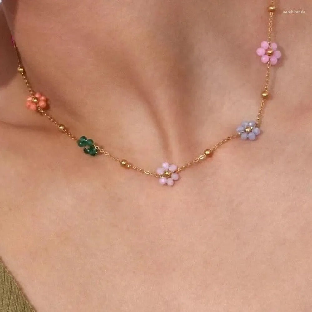 Karylle – Collier doré avec petites fleurs colorées