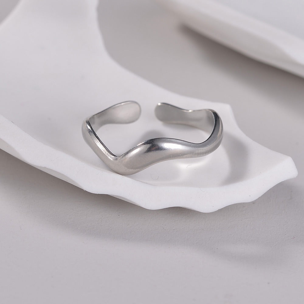 Theva – Bague ouverte en vagues d'eau en acier titane