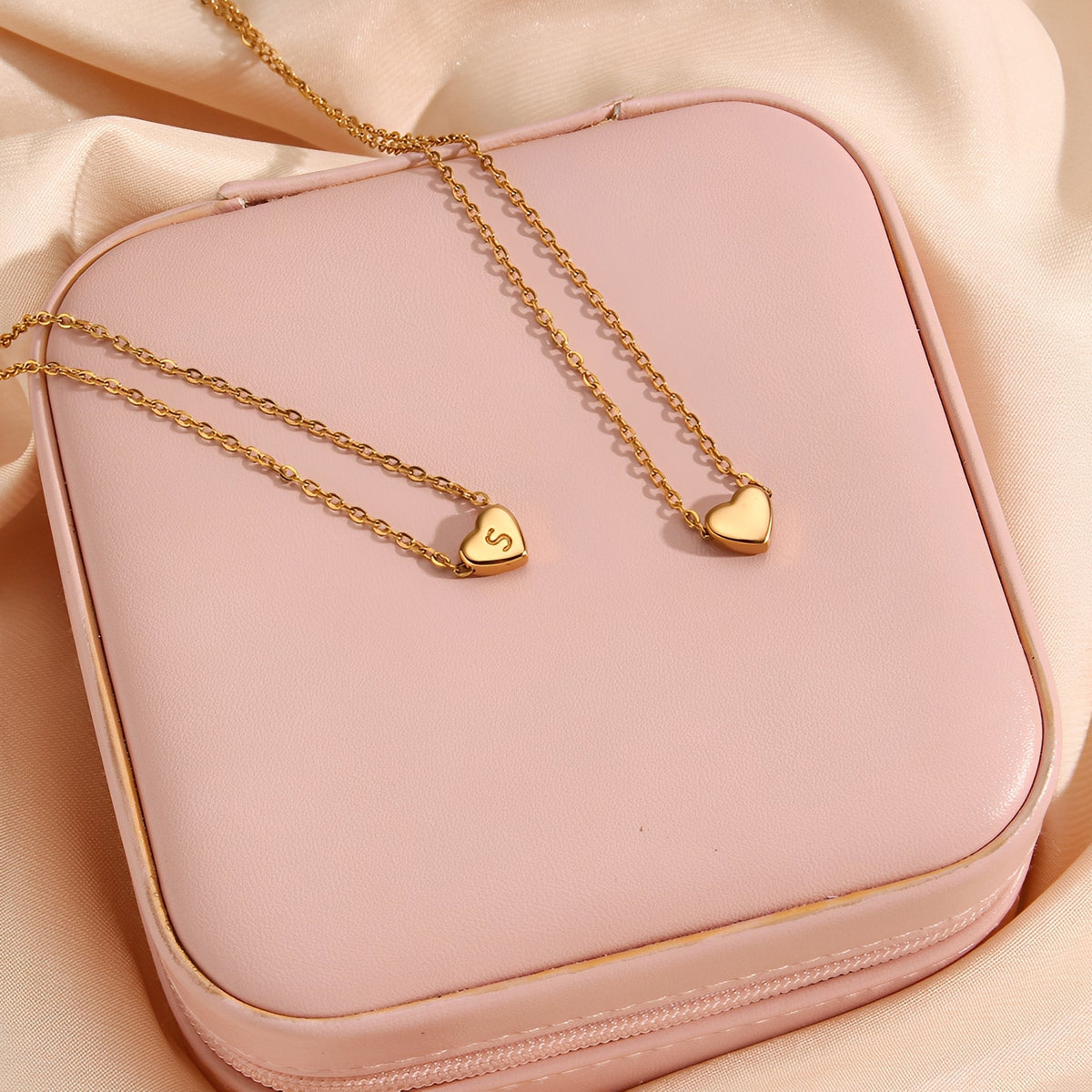 Amora – Collier avec Initiales en Forme de Cœur Plaqué Or