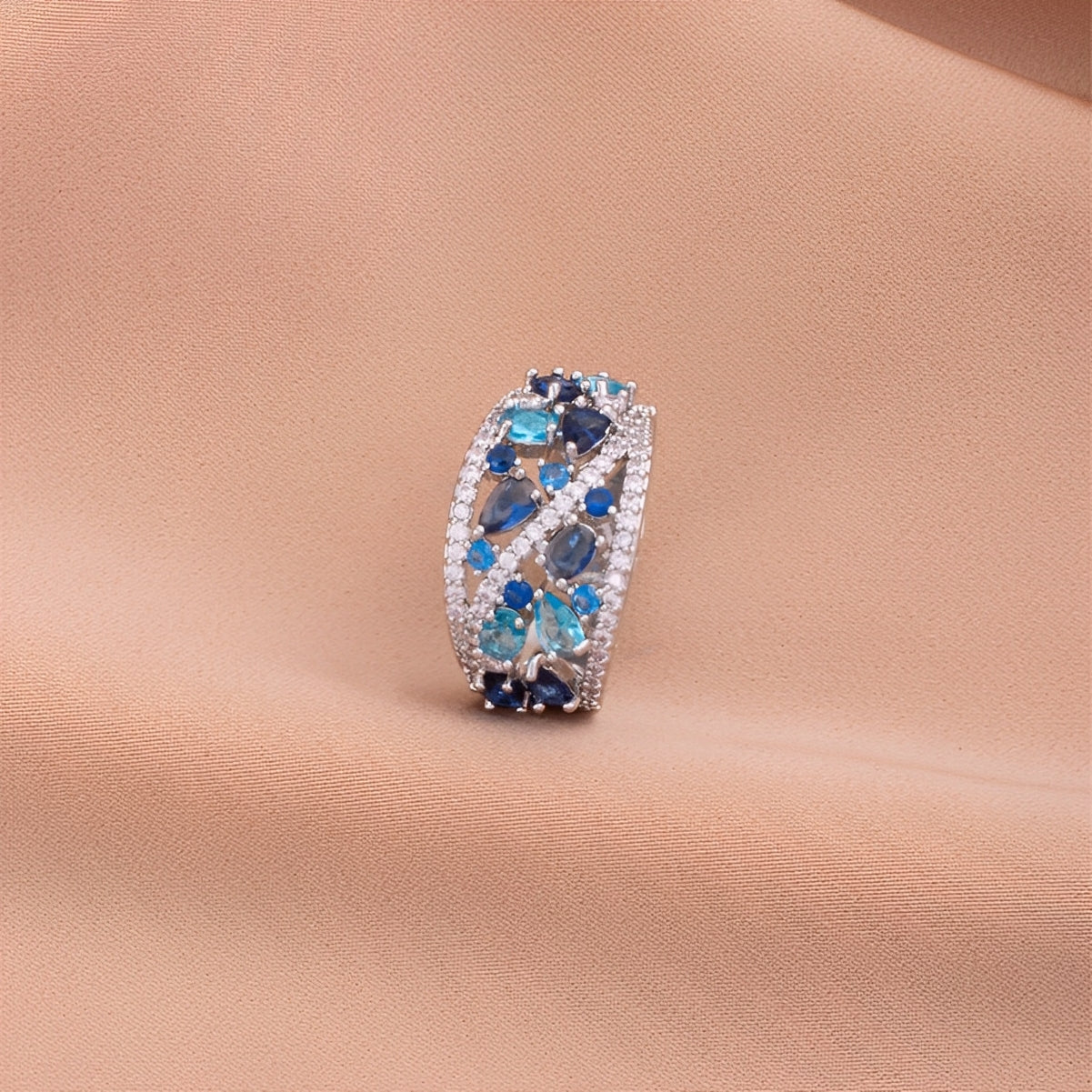 Julie – Bague vintage avec zirconia bleue et détail doré