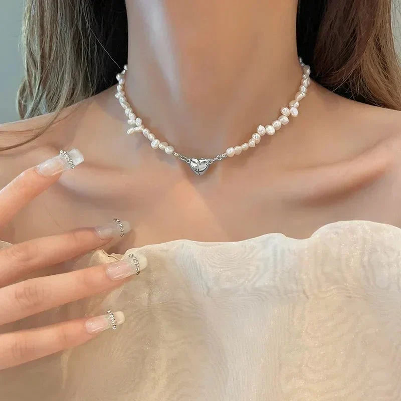 Alix – Collier court en perles Love Magnet