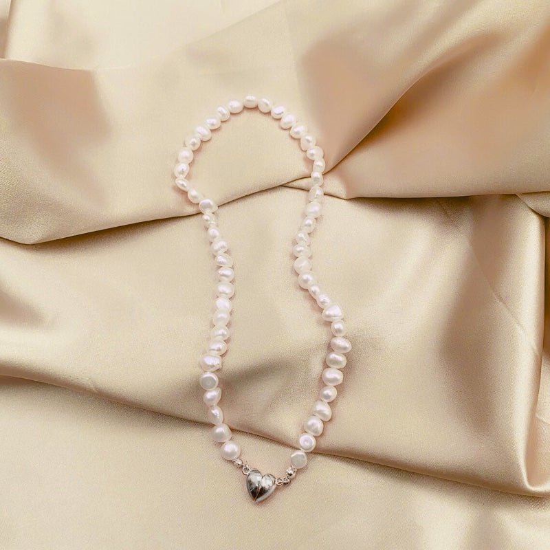 Alix – Collier court en perles Love Magnet