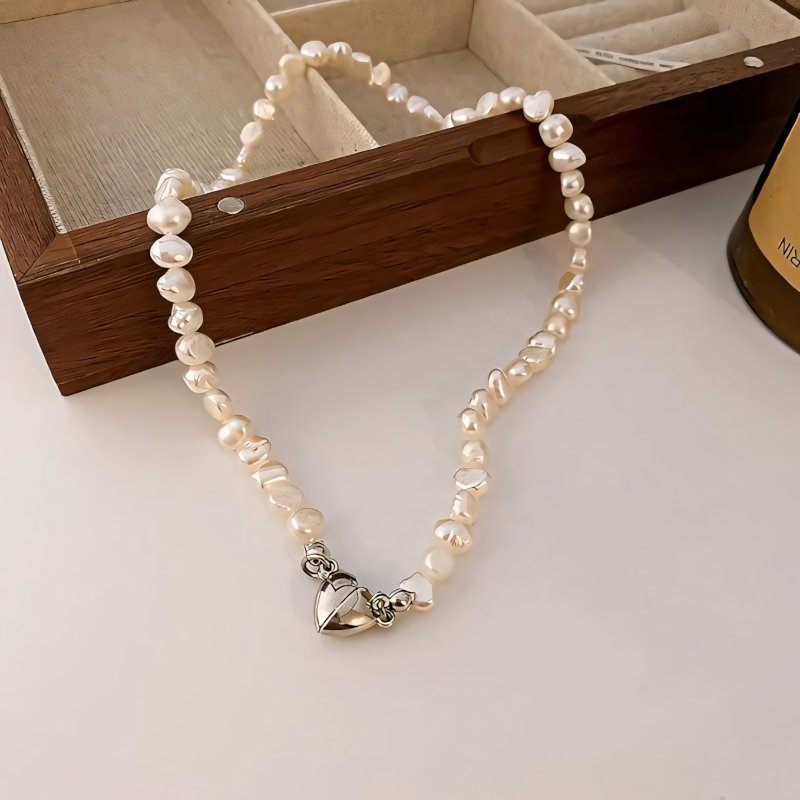 Alix – Collier court en perles Love Magnet