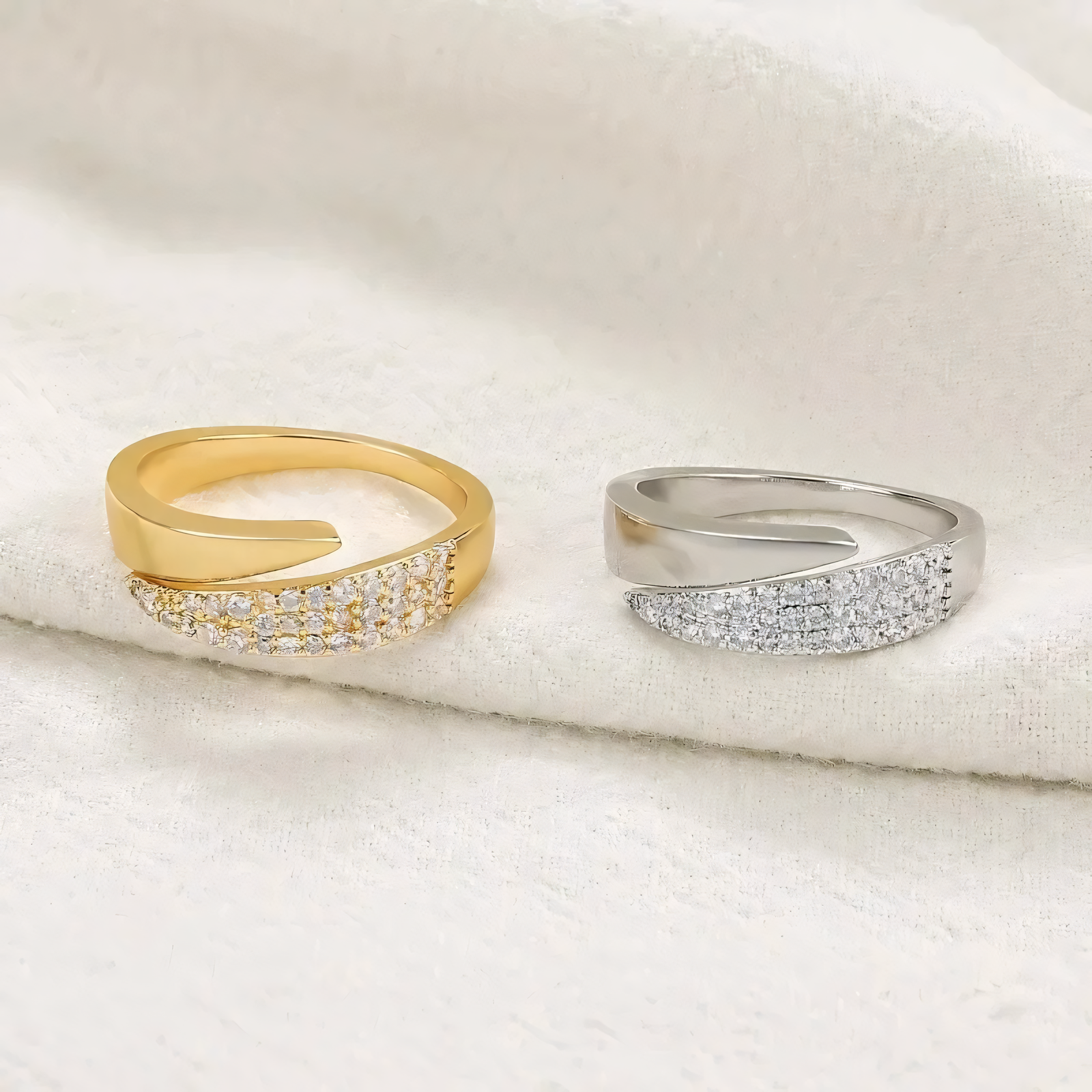 Irina – Bague courbée dorée 18K