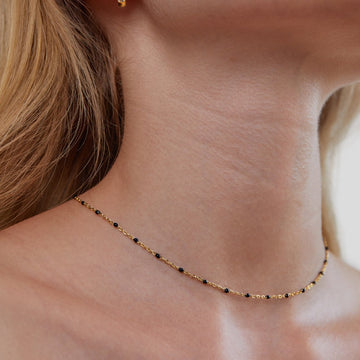 Yara – Collier élégant en perles noires