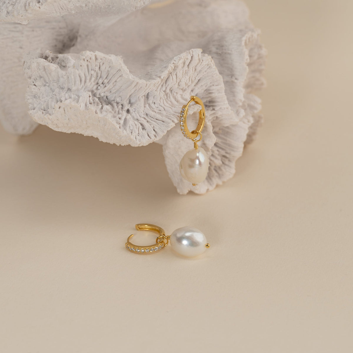 Wella - Boucles d'oreilles en Créole en Zircon Doré avec Perles