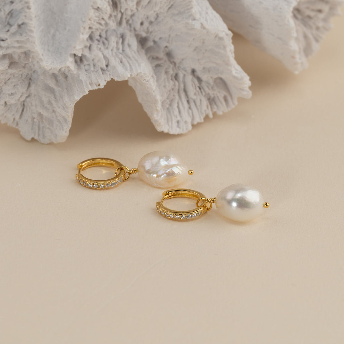 Wella - Boucles d'oreilles en Créole en Zircon Doré avec Perles