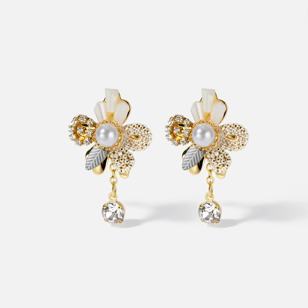 Boucles d'oreilles en fleurs de perles et franges en cristal