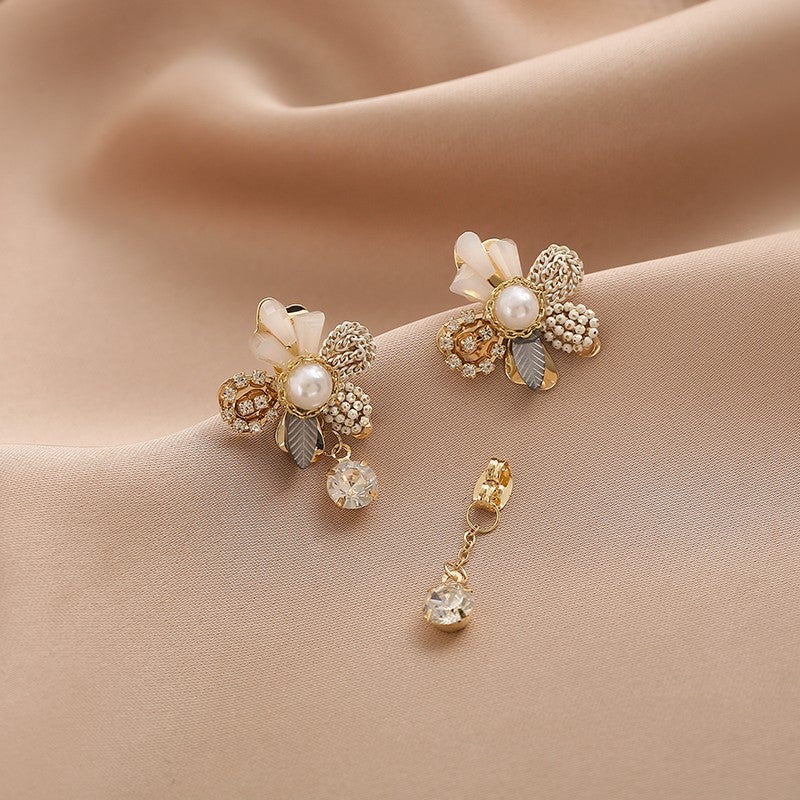 Boucles d'oreilles en fleurs de perles et franges en cristal