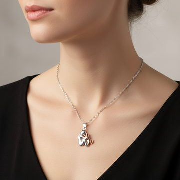 Mignon – Collier avec pendentif de chat entrelacé