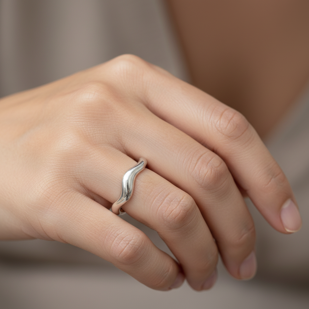 Theva – Bague ouverte en vagues d'eau en acier titane