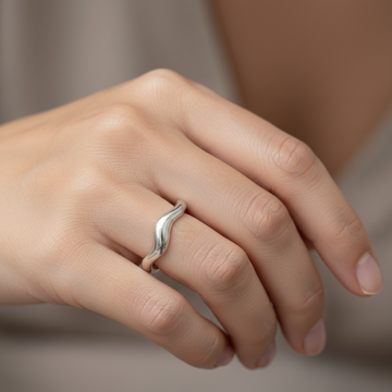 Theva – Bague ouverte en vagues d'eau en acier titane