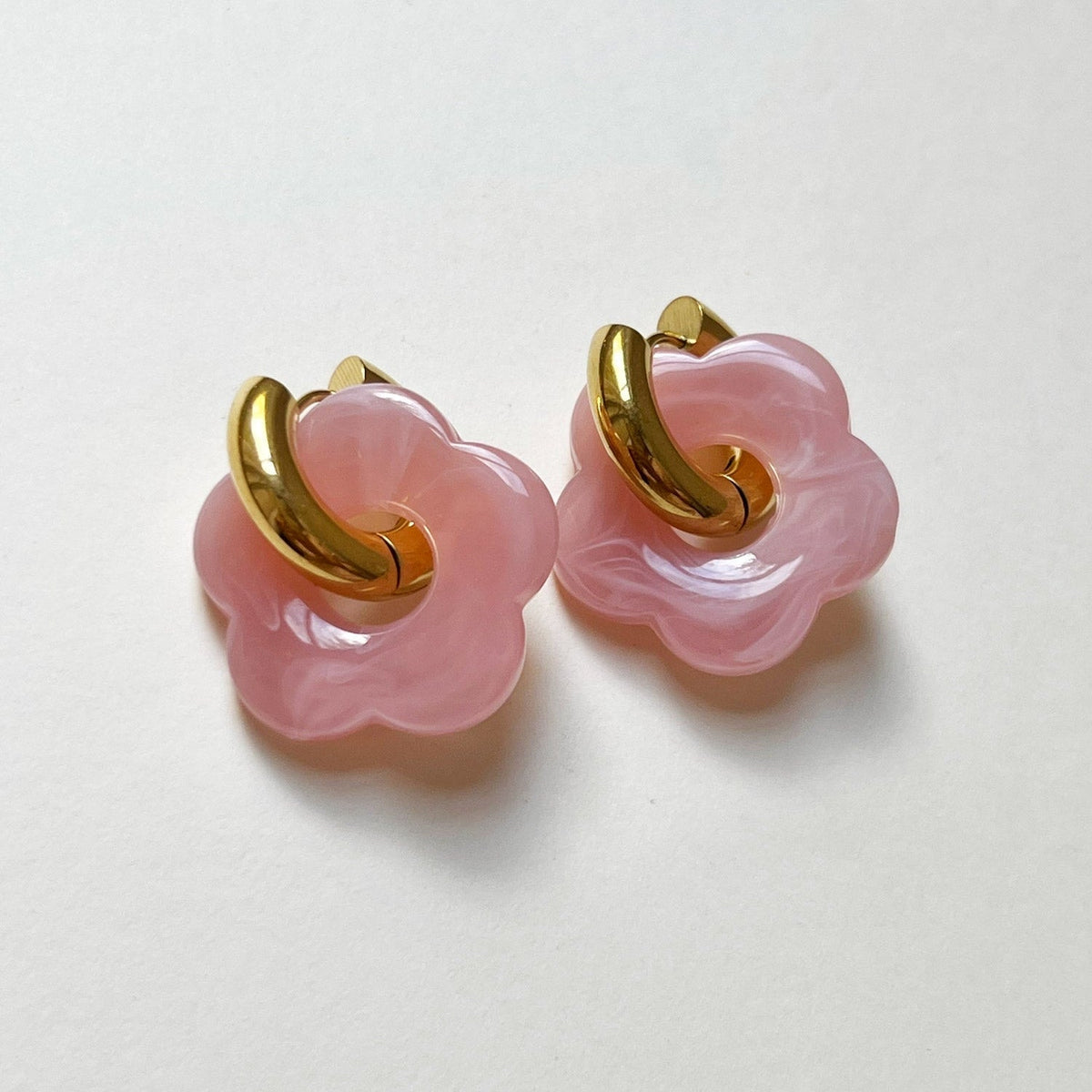 Anneaux de donut rose avec charme de fleur